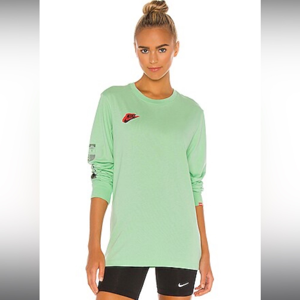 NIKE NSW HBR Worldwide Tee in Cucumber Calm